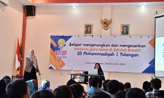 Foto berita: Guru Tamu Kelas 4 SD Muhammadiyah 2 Tulangan Ajak Siswa Cermati Uang Asli Lewat Infografik