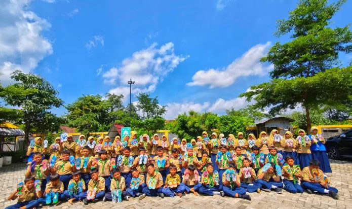 Foto berita: Sandal Jepit Jadi Kanvas, Siswa SDM 2 Tulangan Hidupkan Ragam Hias Nusantara
